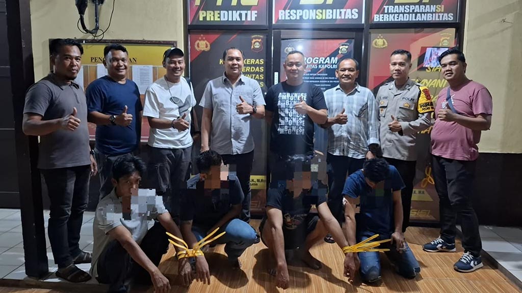 Keempat tersangka yang telah diidentifikasi adalah Frambonita Bin Husni Tamrin, M. Rapli Aziz Bin Zainuri, M. Subhan Alias Aan Bin Bahri, serta Maizar Bin Azhar.