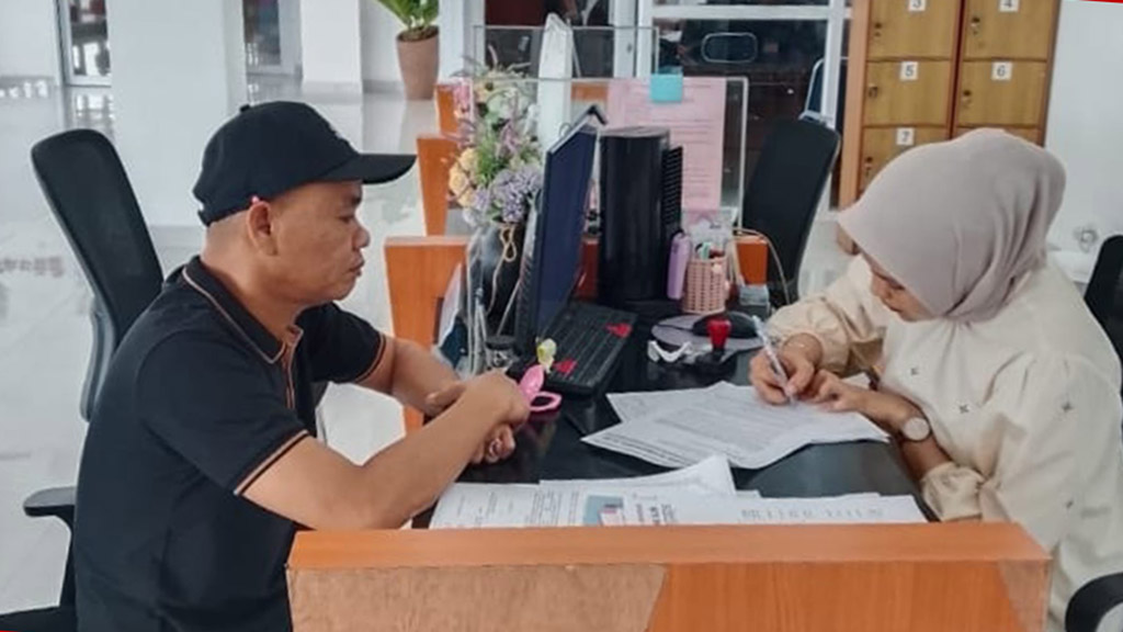 Caption : Ketua Per - Bes Ahmad Akbar saat mengajukan permohonan ke Kejari OKI terkait perkembangan kasus RSUD Kayuagung.